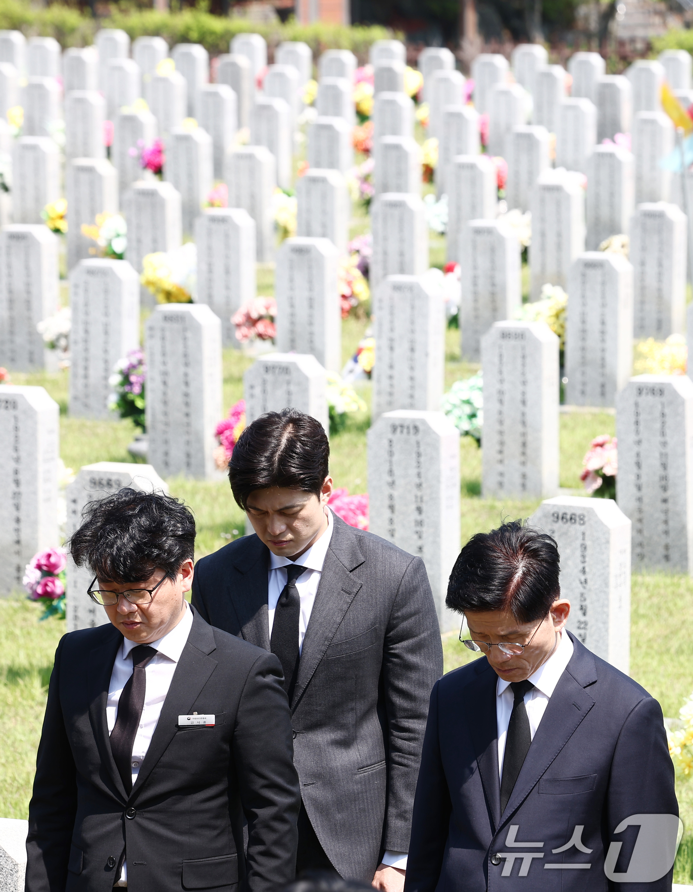 (대전=뉴스1) 김민지 기자 = 김문수 국민의힘 대통령 후보가 12일 대전 유성구 국립대전현충원에서 고 한주호 준위의 묘역을 찾아 참배하고 있다. 가운데는 김용태 비상대책위원장 내 …