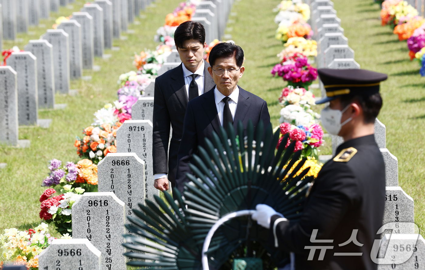 (대전=뉴스1) 김민지 기자 = 김문수 국민의힘 대통령 후보가 12일 대전 유성구 국립대전현충원에서 고 한주호 준위의 묘역을 찾아 참배하고 있다. 가운데는 김용태 비상대책위원장 내 …