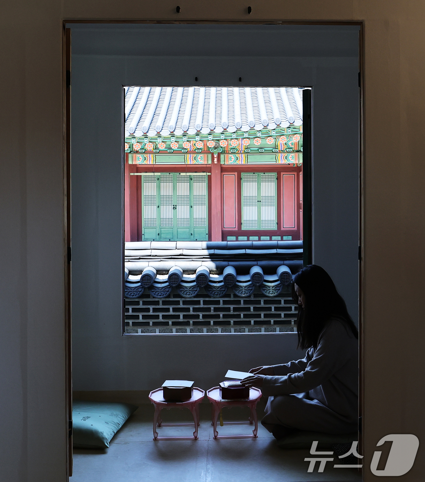 (서울=뉴스1) 오대일 기자 = 12일 오후 서울 종로구 창덕궁에서 열린 2025 창덕궁 약다방 행사에서 참가자들이 궁중 다과를 체험하고 있다.'창덕궁 약다방'은 지난해 처음 선보 …