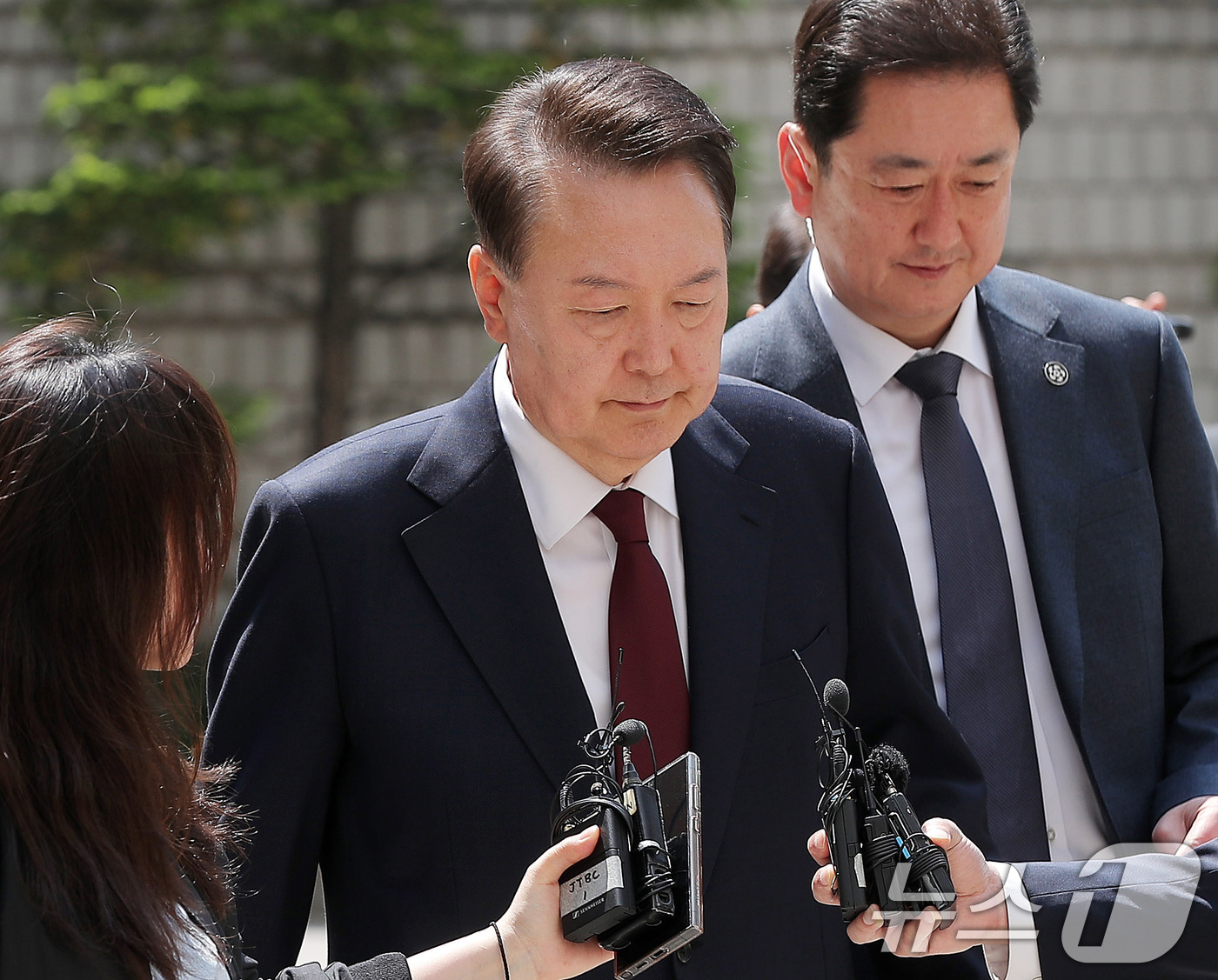 (서울=뉴스1) 사진공동취재단 = 내란 우두머리 혐의로 기소된 윤석열 전 대통령이 12일 서울 서초구 중앙지법에서 오후부터 재개되는 공판에 출석하고 있다. 2025.5.12/뉴스1 …