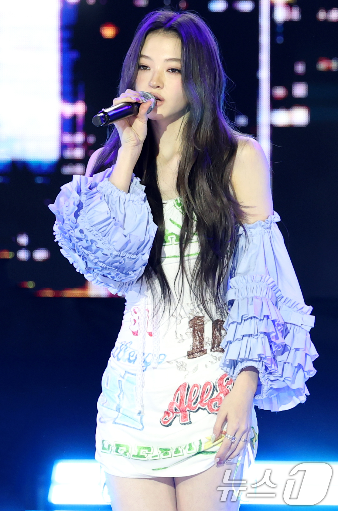 (서울=뉴스1) 권현진 기자 = 그룹 미야오(MEOVV) 엘라가 12일 오후 서울 마포구 SBS프리즘타워에서 가진 첫 EP앨범 '마이 아이즈 오픈 와이드(MY EYES OPEN V …