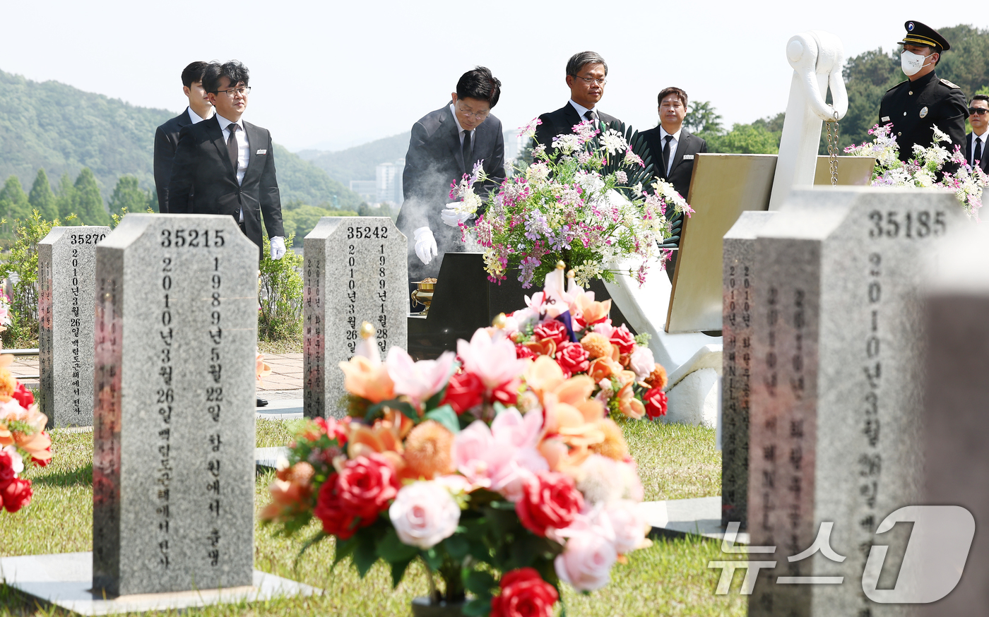 (대전=뉴스1) 김민지 기자 = 김문수 국민의힘 대통령 후보가 12일 대전 유성구 국립대전현충원에서 천안함 46용사 묘역묘역을 찾아 참배하고 있다. 2025.5.12/뉴스1