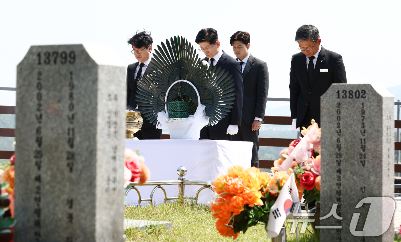 (대전=뉴스1) 김민지 기자 = 김문수 국민의힘 대통령 후보가 12일 대전 유성구 국립대전현충원 제2연평해전·연평도 포격전 전사자 묘역을 찾아 참배하고 있다. 2025.5.12/뉴 …