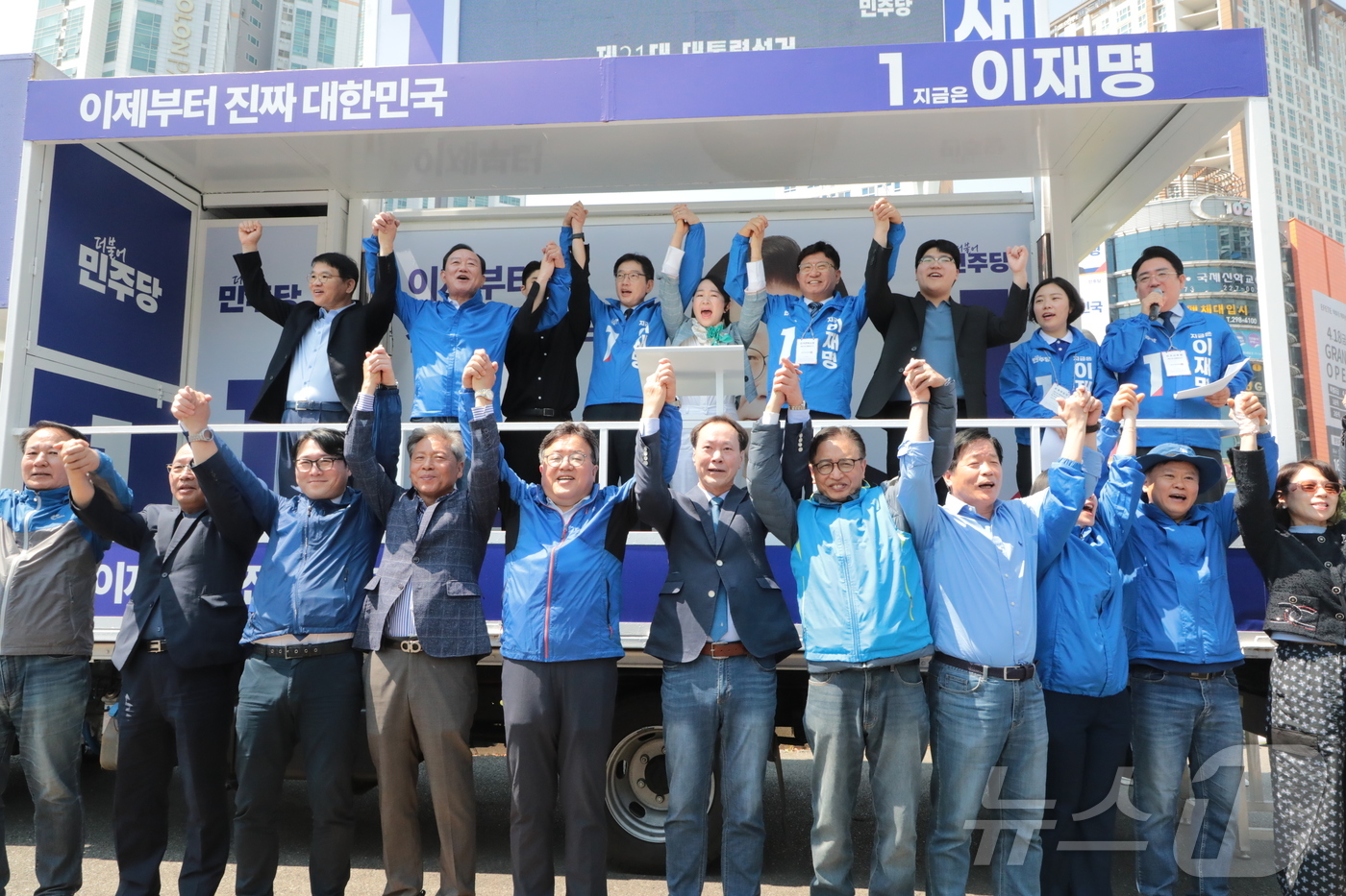 (울산=뉴스1) 김세은 기자 = 더불어민주당 울산시당이 제21대 대통령선거 공식 선거운동이 시작된 12일 오전 울산 남구 공업탑에서 출정식을 열고 있다. 2025.5.12/뉴스1