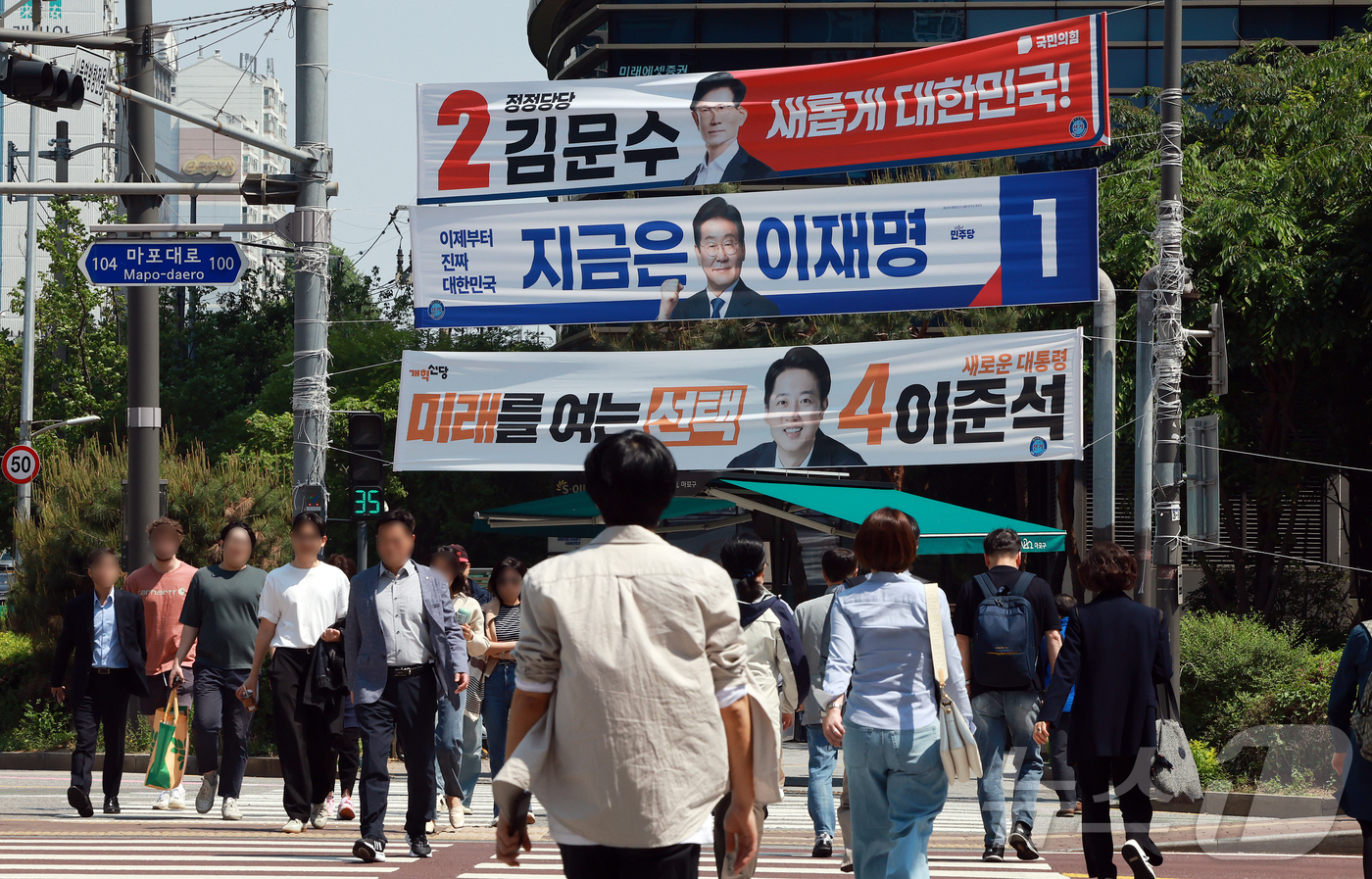 (서울=뉴스1) 김진환 기자 = 제21대 대통령 선거 공식 선거운동이 시작된 12일 서울 시내 한 거리에 이재명 더불어민주당 대통령 후보와 김문수 국민의힘 대통령 후보, 이준석 개 …