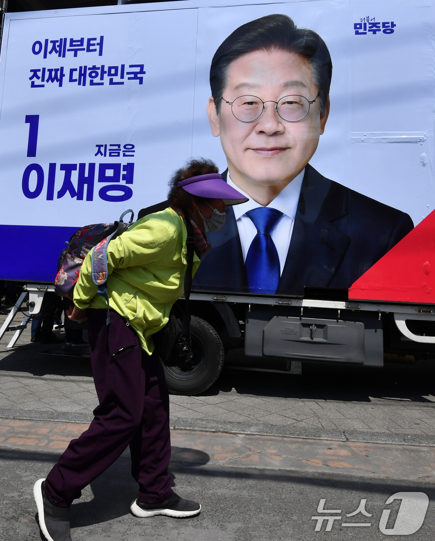 (포항=뉴스1) 최창호 기자 = 제21대 대통령 선거 공식 선거운동이 시작된 12일 오후 경북 포항시 죽도시장 입구에 세워진 더불어민주당 이재명 대통령후보 유세차량 앞으로 시민이 …