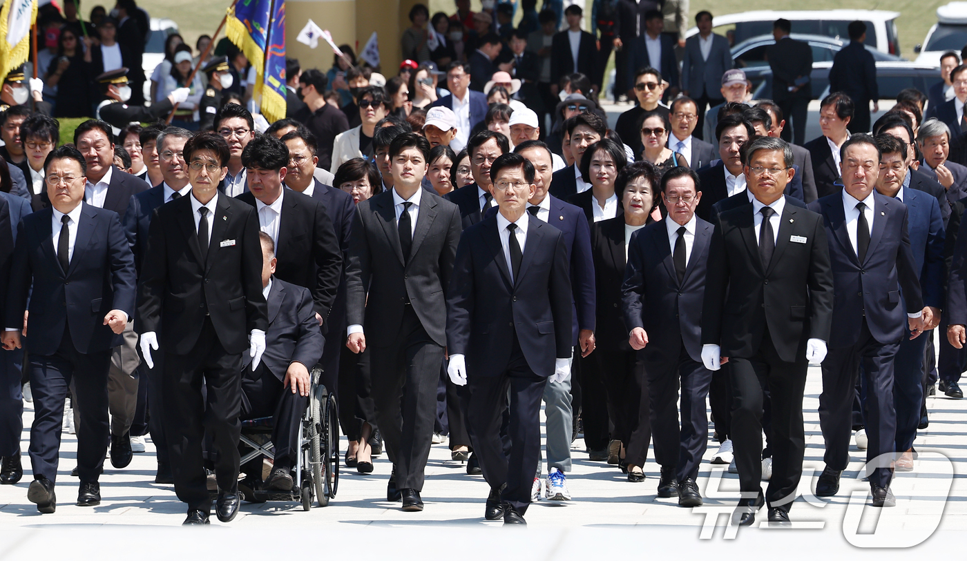 (대전=뉴스1) 김민지 기자 = 김문수 국민의힘 대통령 후보가 12일 대전 유성구 국립대전현충원 현충탑에서 참배를 하기 위해 이동하고 있다. 2025.5.12/뉴스1