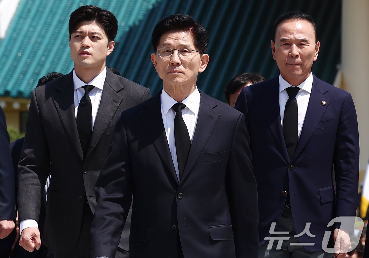 본문 이미지 - 김문수 국민의힘 대통령 후보가 12일 대전 유성구 국립대전현충원 현충탑에서 김용태 비상대책위원장 내정자 등과 참배를 하기 위해 이동하고 있다. 2025.5.12/뉴스1 ⓒ News1 김민지 기자