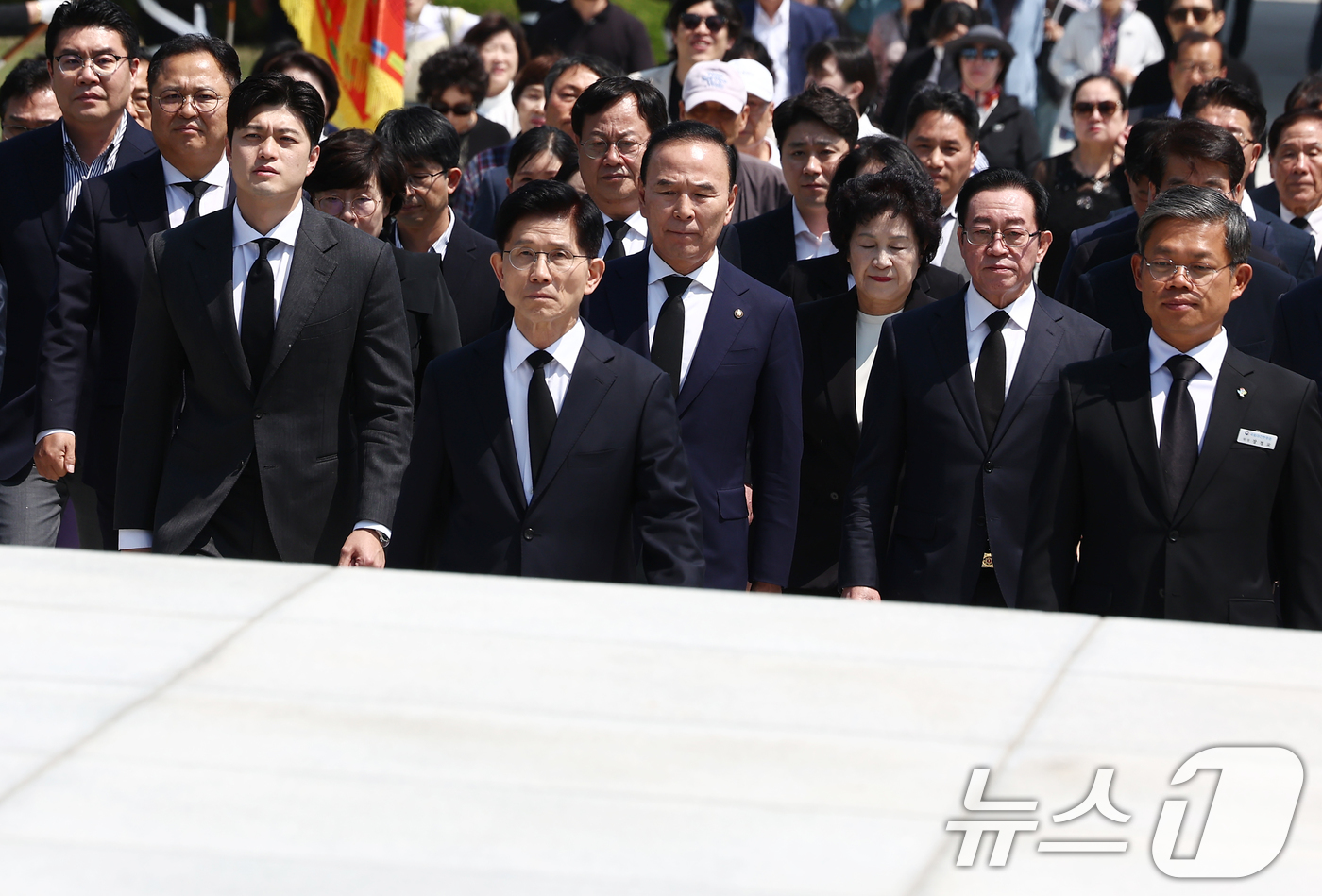 (대전=뉴스1) 김민지 기자 = 김문수 국민의힘 대통령 후보가 12일 대전 유성구 국립대전현충원 현충탑에서 김용태 비상대책위원장 내정자 등과 참배를 하기 위해 이동하고 있다. 20 …