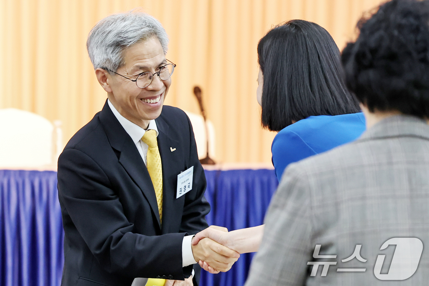 (서울=뉴스1) 민경석 기자 = 권영국 민주노동당 대통령 후보가 12일 오후 서울 중구 서울YWCA회관에서 열린 '여성유권자, 21대 대선을 말하다' 토론회에서 참석자들과 인사를 …