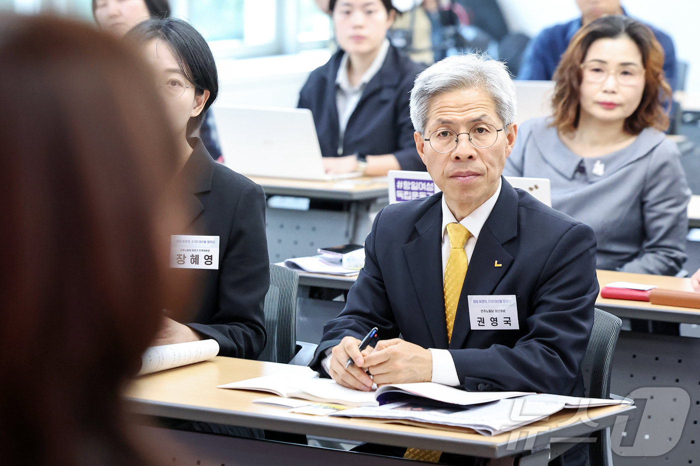 (서울=뉴스1) 민경석 기자 = 권영국 민주노동당 대통령 후보가 12일 오후 서울 중구 서울YWCA회관에서 열린 '여성유권자, 21대 대선을 말하다' 토론회에서 참석해 축사를 듣고 …