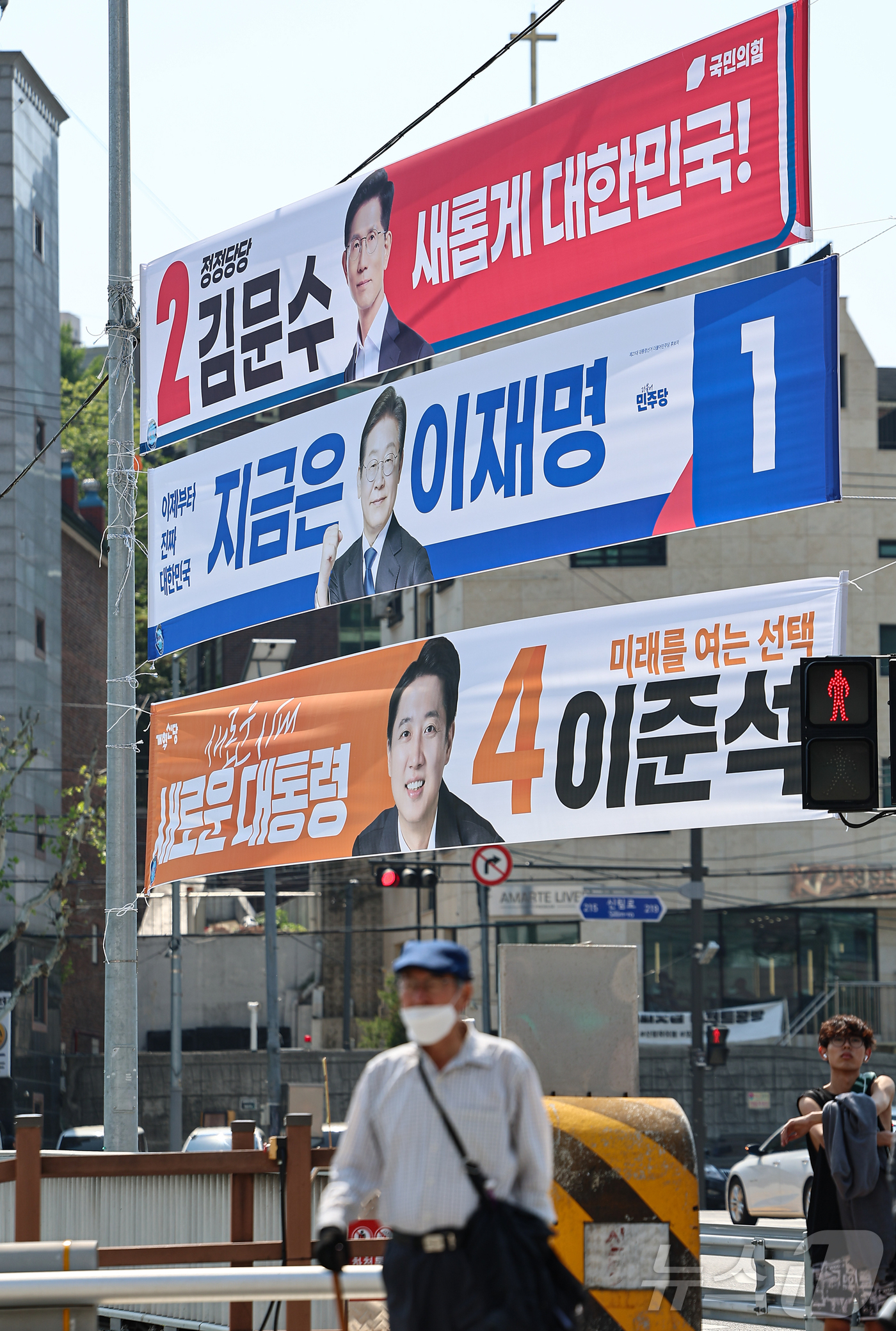 (서울=뉴스1) 김도우 기자 = 제21대 대통령 선거 공식 선거운동이 시작된 12일 서울 시내 한 거리에 이재명 더불어민주당 대통령 후보, 김문수 국민의힘 대통령 후보, 이준석 대 …