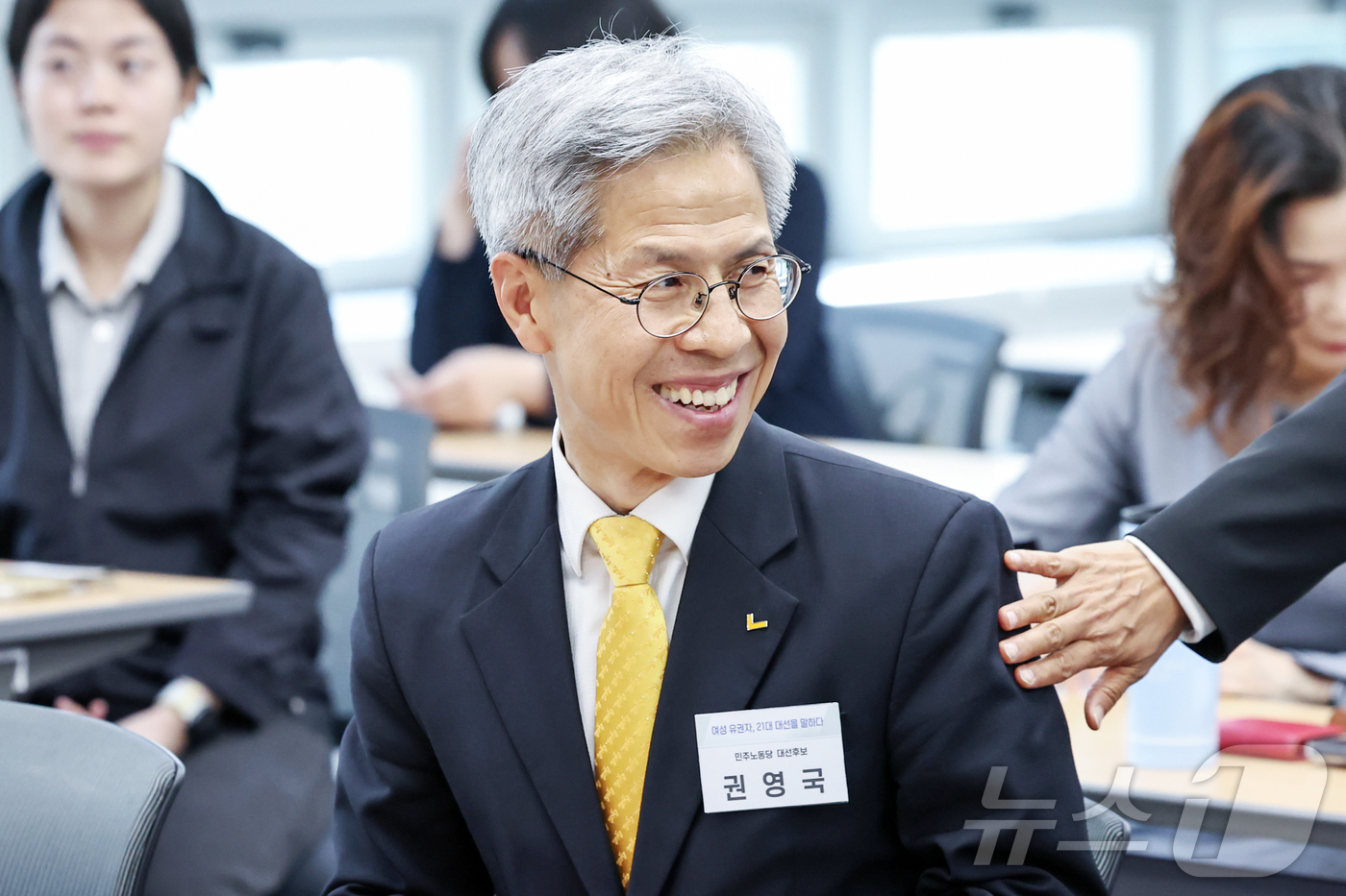 (서울=뉴스1) 민경석 기자 = 권영국 민주노동당 대통령 후보가 12일 오후 서울 중구 서울YWCA회관에서 열린 '여성유권자, 21대 대선을 말하다' 토론회에 참석해 환하게 웃고 …