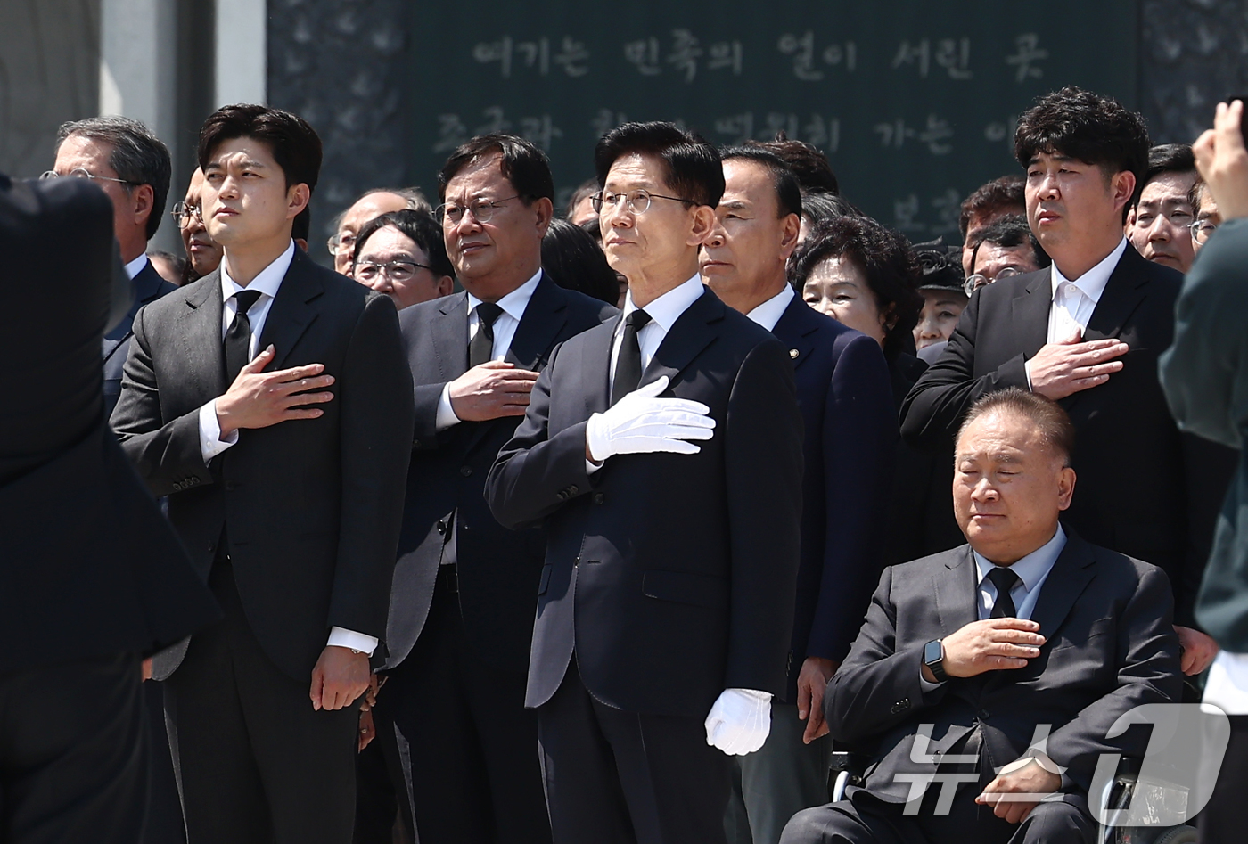 (대전=뉴스1) 김민지 기자 = 김문수 국민의힘 대통령 후보가 12일 대전 유성구 국립대전현충원 현충탑에서 김용태 비상대책위원장 내정자 등과 참배를 마치고 국민의례를 하고 있다. …