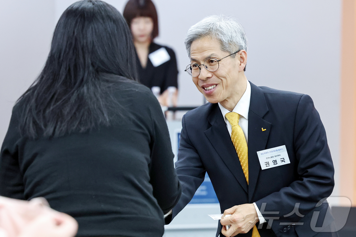 (서울=뉴스1) 민경석 기자 = 권영국 민주노동당 대통령 후보가 12일 오후 서울 중구 서울YWCA회관에서 열린 '여성유권자, 21대 대선을 말하다' 토론회에서 참석자들과 인사를 …