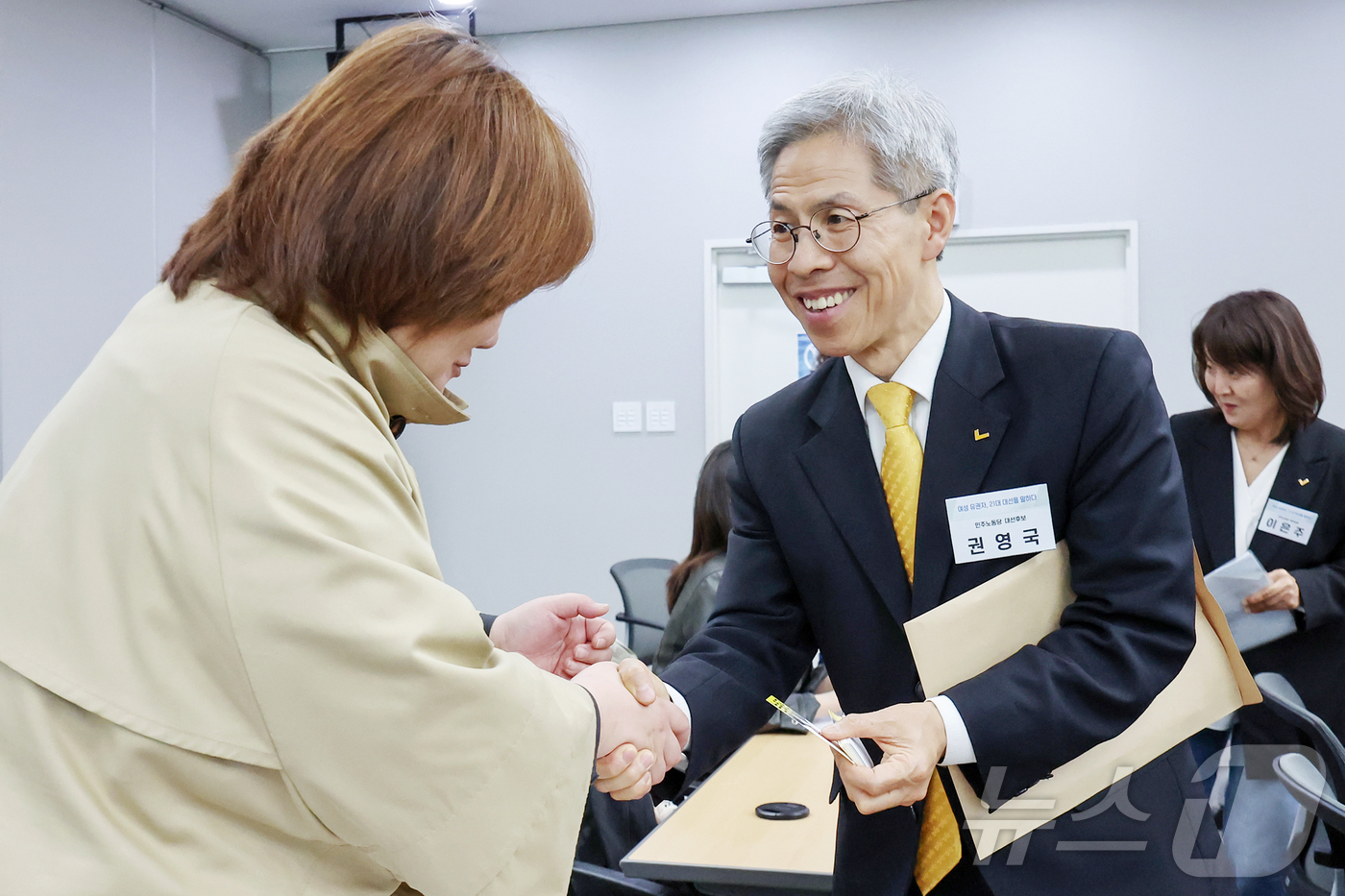 (서울=뉴스1) 민경석 기자 = 권영국 민주노동당 대통령 후보가 12일 오후 서울 중구 서울YWCA회관에서 열린 '여성유권자, 21대 대선을 말하다' 토론회에서 참석자들과 인사를 …