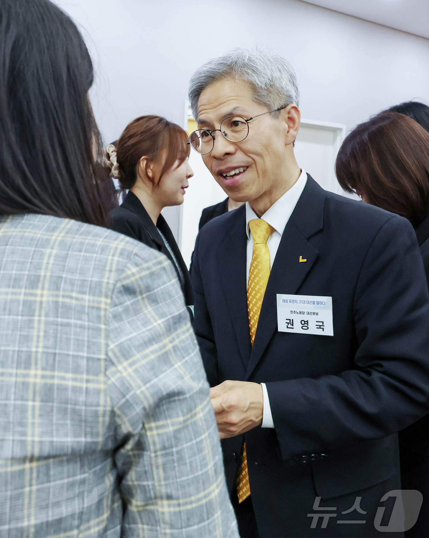 (서울=뉴스1) 민경석 기자 = 권영국 민주노동당 대통령 후보가 12일 오후 서울 중구 서울YWCA회관에서 열린 '여성유권자, 21대 대선을 말하다' 토론회에서 참석자들와 인사를 …