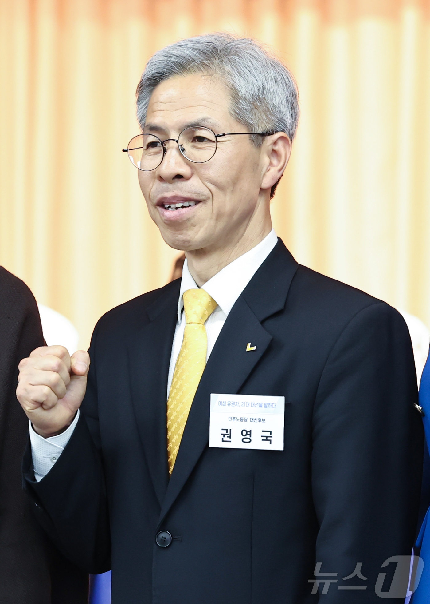 (서울=뉴스1) 민경석 기자 = 권영국 민주노동당 대통령 후보가 12일 오후 서울 중구 서울YWCA회관에서 열린 '여성유권자, 21대 대선을 말하다' 토론회에 참석해 기념촬영을 하 …