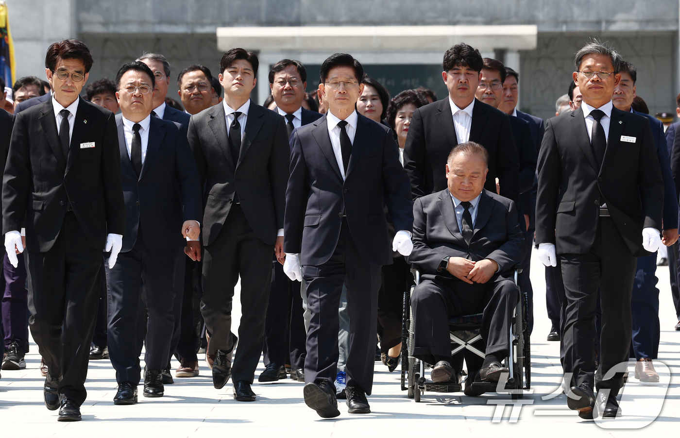 (대전=뉴스1) 김민지 기자 = 김문수 국민의힘 대통령 후보가 12일 대전 유성구 국립대전현충원 현충탑에서 김용태 비상대책위원장 내정자 등과 참배를 마치고 이동하고 있다. 2025 …