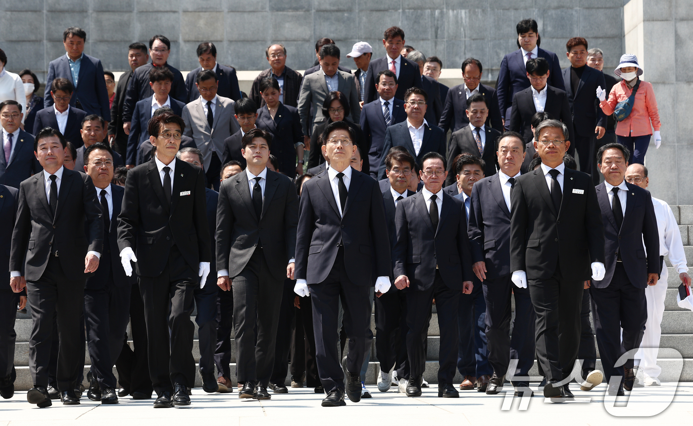 (대전=뉴스1) 김민지 기자 = 김문수 국민의힘 대통령 후보가 12일 대전 유성구 국립대전현충원 현충탑에서 김용태 비상대책위원장 내정자 등과 참배를 마치고 이동하고 있다. 2025 …