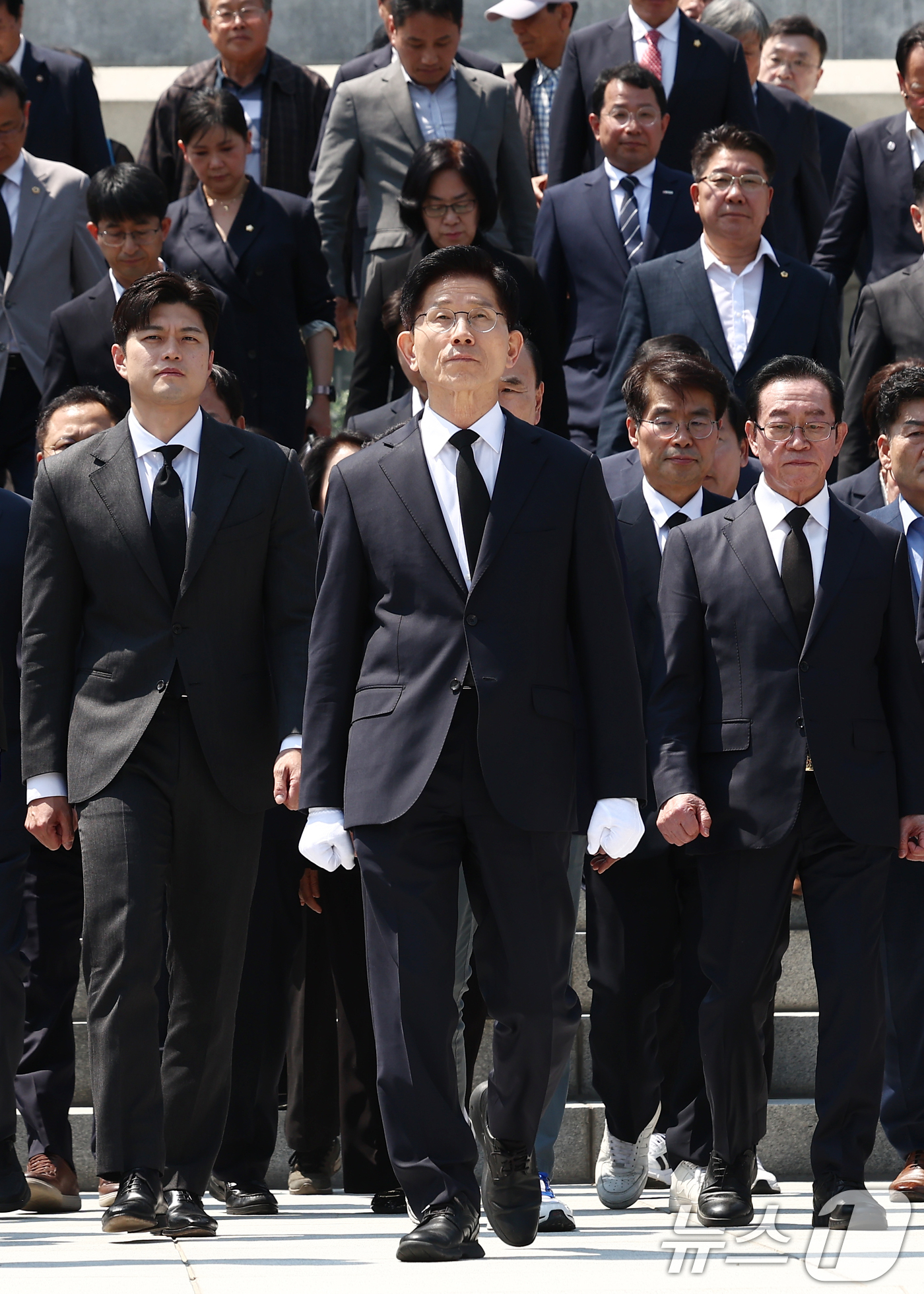 (대전=뉴스1) 김민지 기자 = 김문수 국민의힘 대통령 후보가 12일 대전 유성구 국립대전현충원 현충탑에서 김용태 비상대책위원장 내정자 등과 참배를 마치고 이동하고 있다. 2025 …