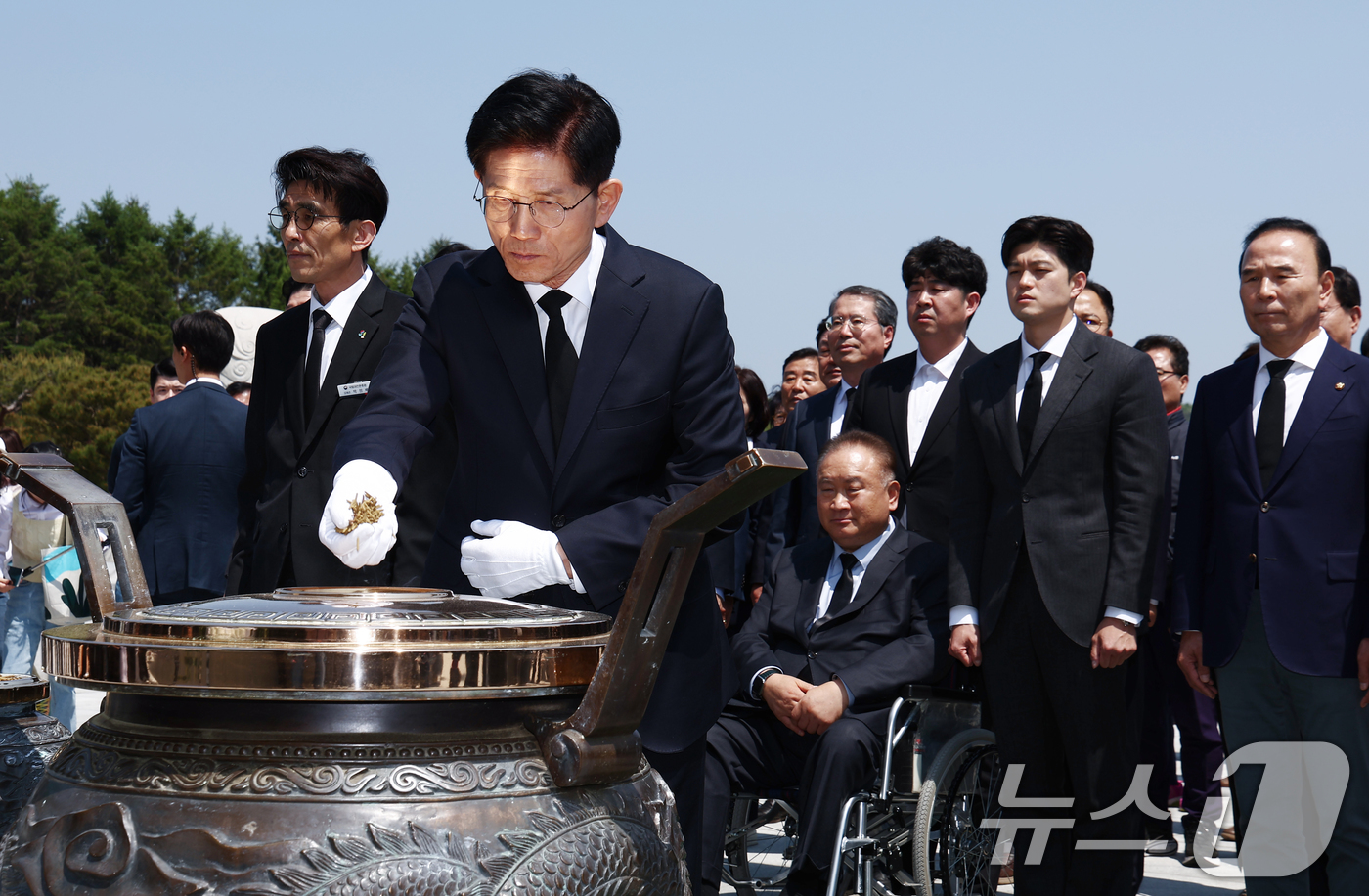 (대전=뉴스1) 김민지 기자 = 김문수 국민의힘 대통령 후보가 12일 대전 유성구 국립대전현충원 현충탑에서 분향하고 있다. 2025.5.12/뉴스1