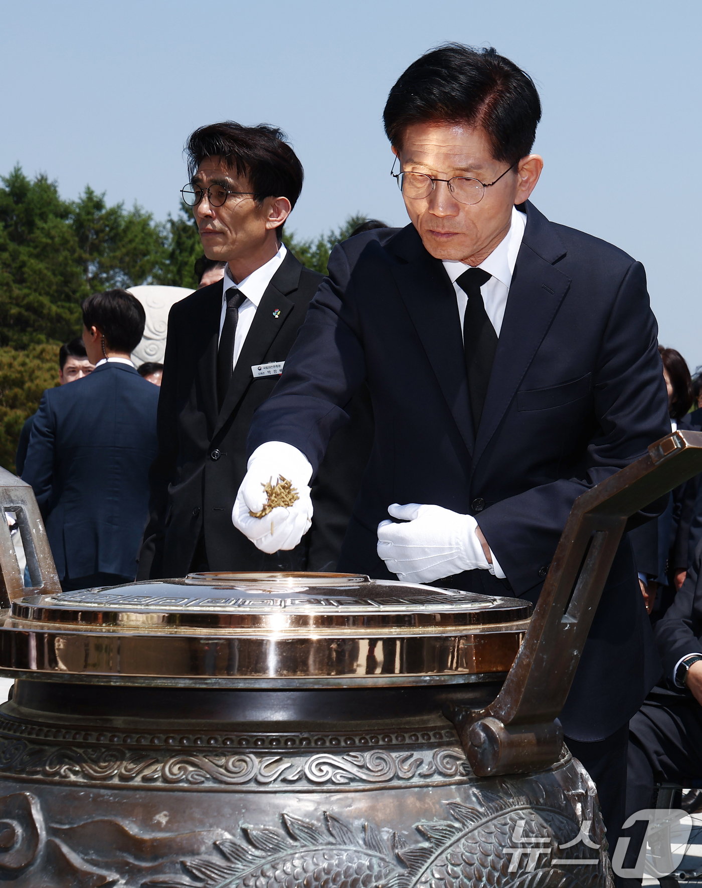 (대전=뉴스1) 김민지 기자 = 김문수 국민의힘 대통령 후보가 12일 대전 유성구 국립대전현충원 현충탑에서 분향하고 있다. 2025.5.12/뉴스1