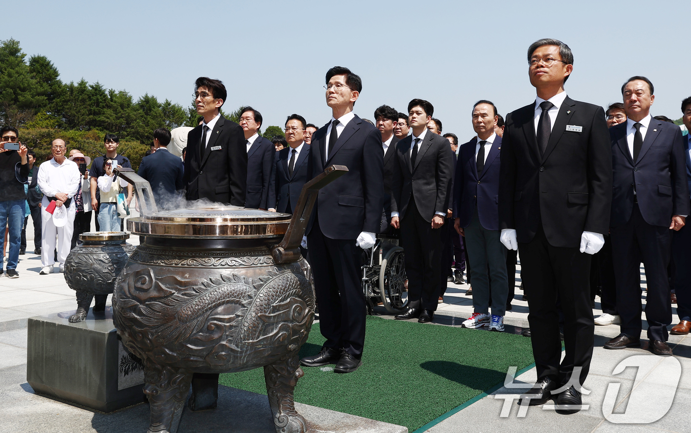 (대전=뉴스1) 김민지 기자 = 김문수 국민의힘 대통령 후보가 12일 대전 유성구 국립대전현충원 현충탑에서 참배하고 있다. 2025.5.12/뉴스1
