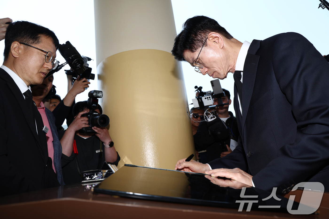 (대전=뉴스1) 김민지 기자 = 김문수 국민의힘 대통령 후보가 12일 대전 유성구 국립대전현충원 현충탑에서 참배를 마치고 방명록을 작성하고 있다. 2025.5.12/뉴스1