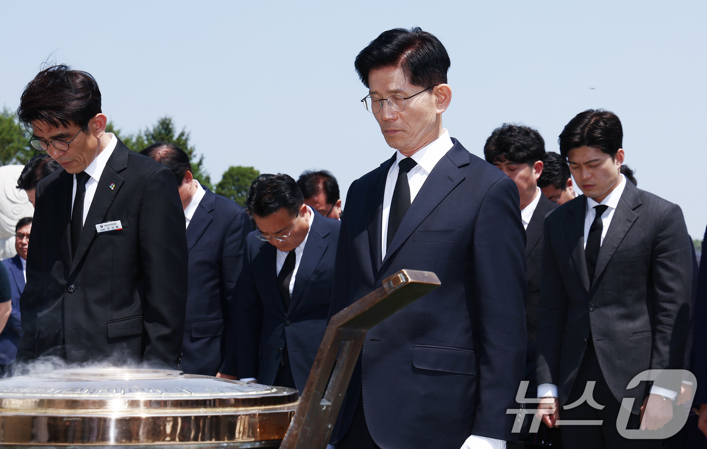 (대전=뉴스1) 김민지 기자 = 김문수 국민의힘 대통령 후보가 12일 대전 유성구 국립대전현충원 현충탑에서 묵념하고 있다. 오른쪽은 김용태 비대위원장 내정자. 2025.5.12/뉴 …