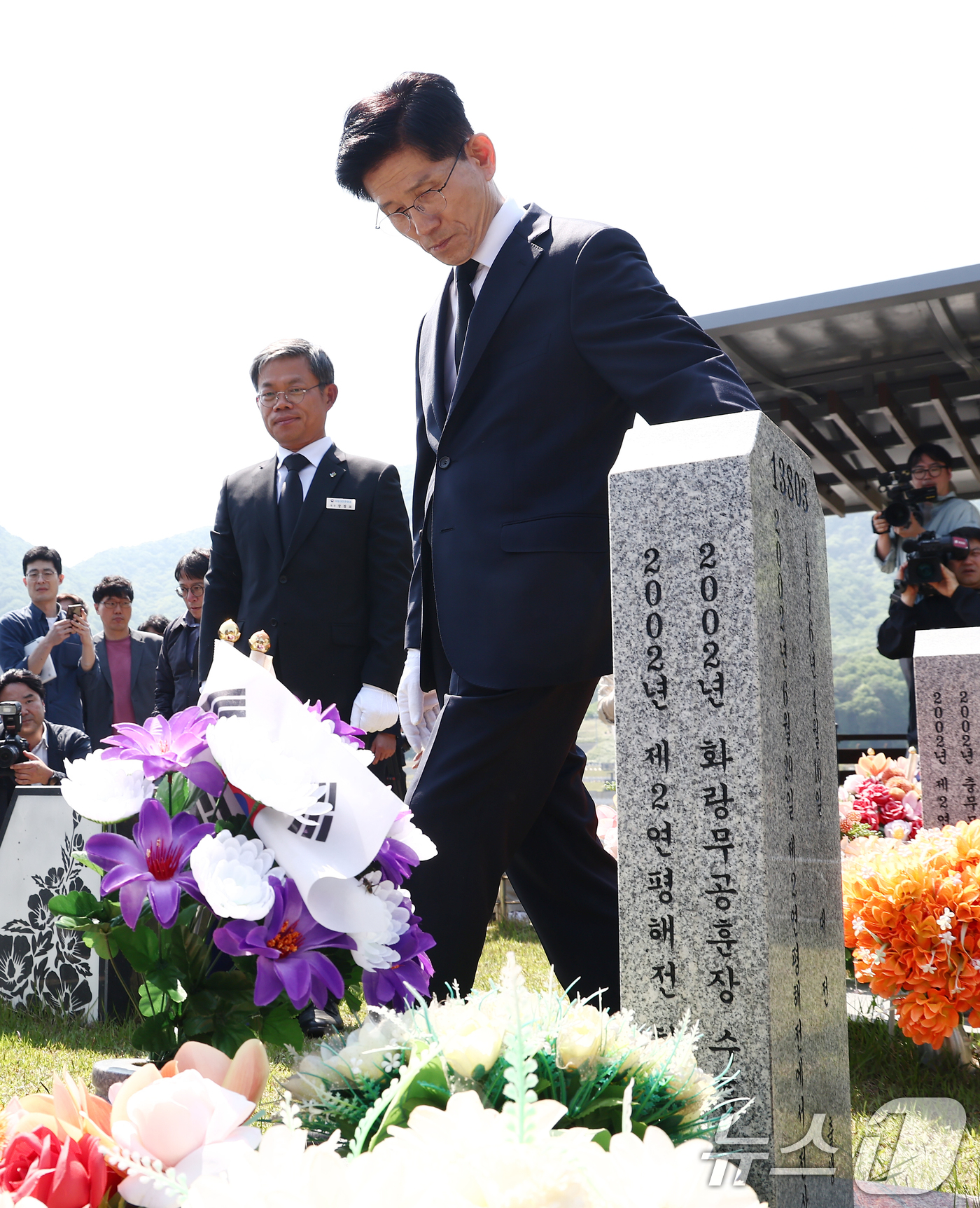 (대전=뉴스1) 김민지 기자 = 김문수 국민의힘 대통령 후보가 12일 대전 유성구 국립대전현충원 제2연평해전·연평도 포격전 전사자 묘역을 찾아 묘비를 어루만지고 있다. 2025.5 …