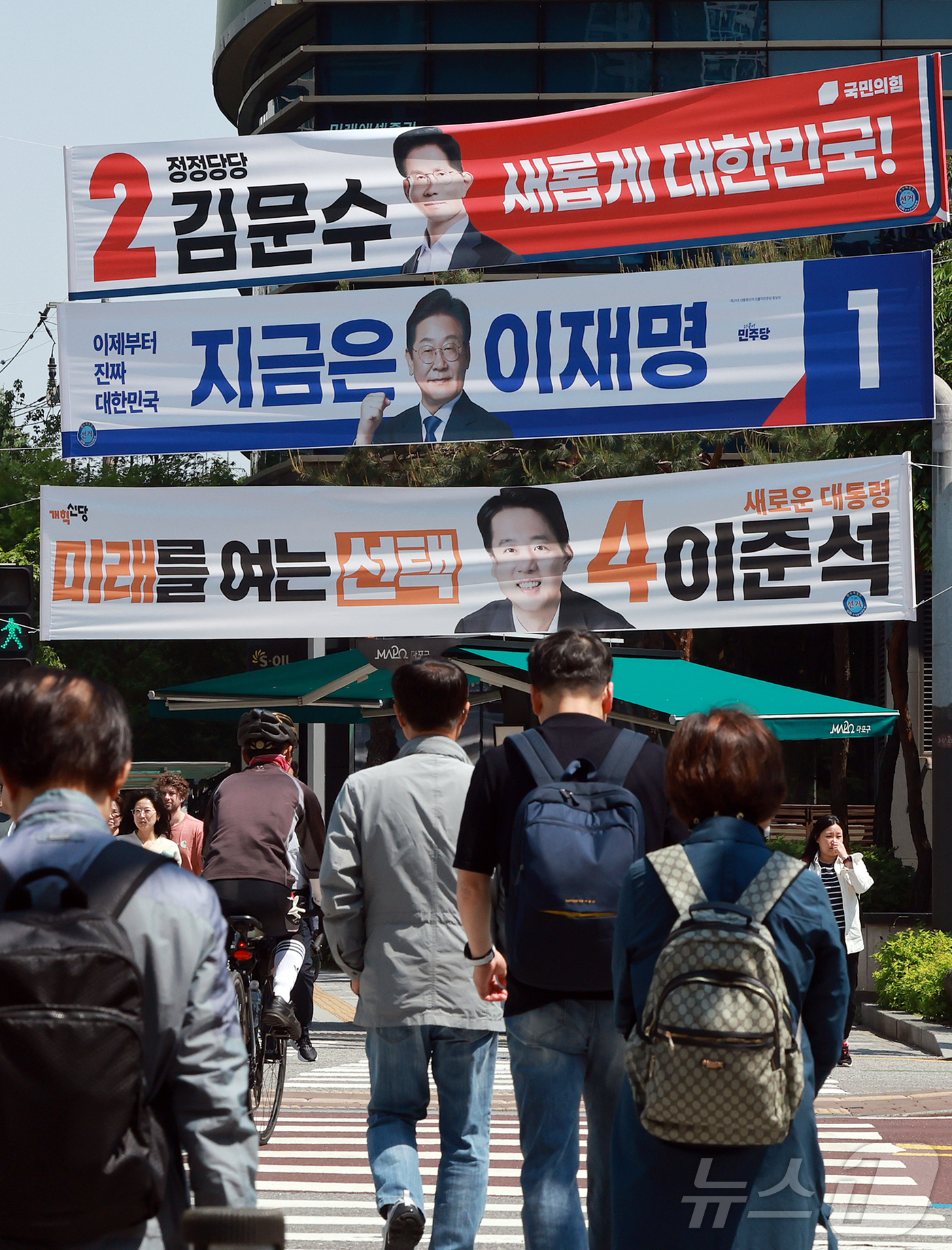 (서울=뉴스1) 김진환 기자 = 제21대 대통령 선거 공식 선거운동이 시작된 12일 서울 시내 한 거리에 이재명 더불어민주당 대통령 후보와 김문수 국민의힘 대통령 후보, 이준석 개 …