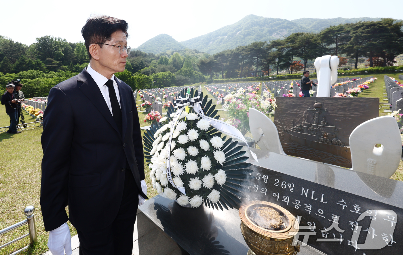 (대전=뉴스1) 김민지 기자 = 김문수 국민의힘 대통령 후보가 12일 대전 유성구 국립대전현충원에서 천안함 46용사 묘역묘역을 찾아 참배하고 있다. 2025.5.12/뉴스1