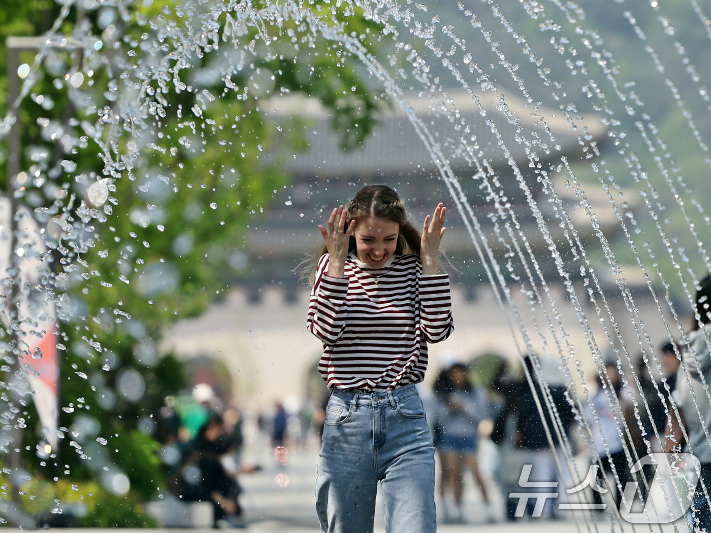 (서울=뉴스1) 황기선 기자 = 대체로 맑고 포근한 '초여름 날씨'를 보인 12일 오후 서울 광화문광장 분수터널에서 외국인 관광객들이 더위를 식히고 있다. 2025.5.12/뉴스1 …