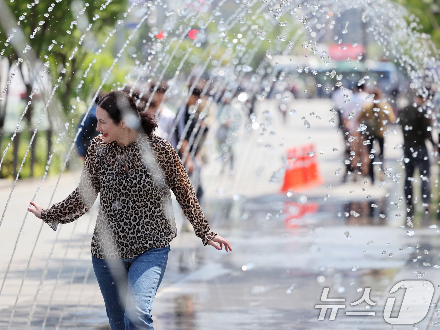 본문 이미지 - 대체로 맑고 포근한 &#39;초여름 날씨&#39;를 보인 12일 오후 서울 광화문광장 분수터널에서 외국인 관광객들이 더위를 식히고 있다. 2025.5.12/뉴스1 ⓒ News1 황기선 기자
