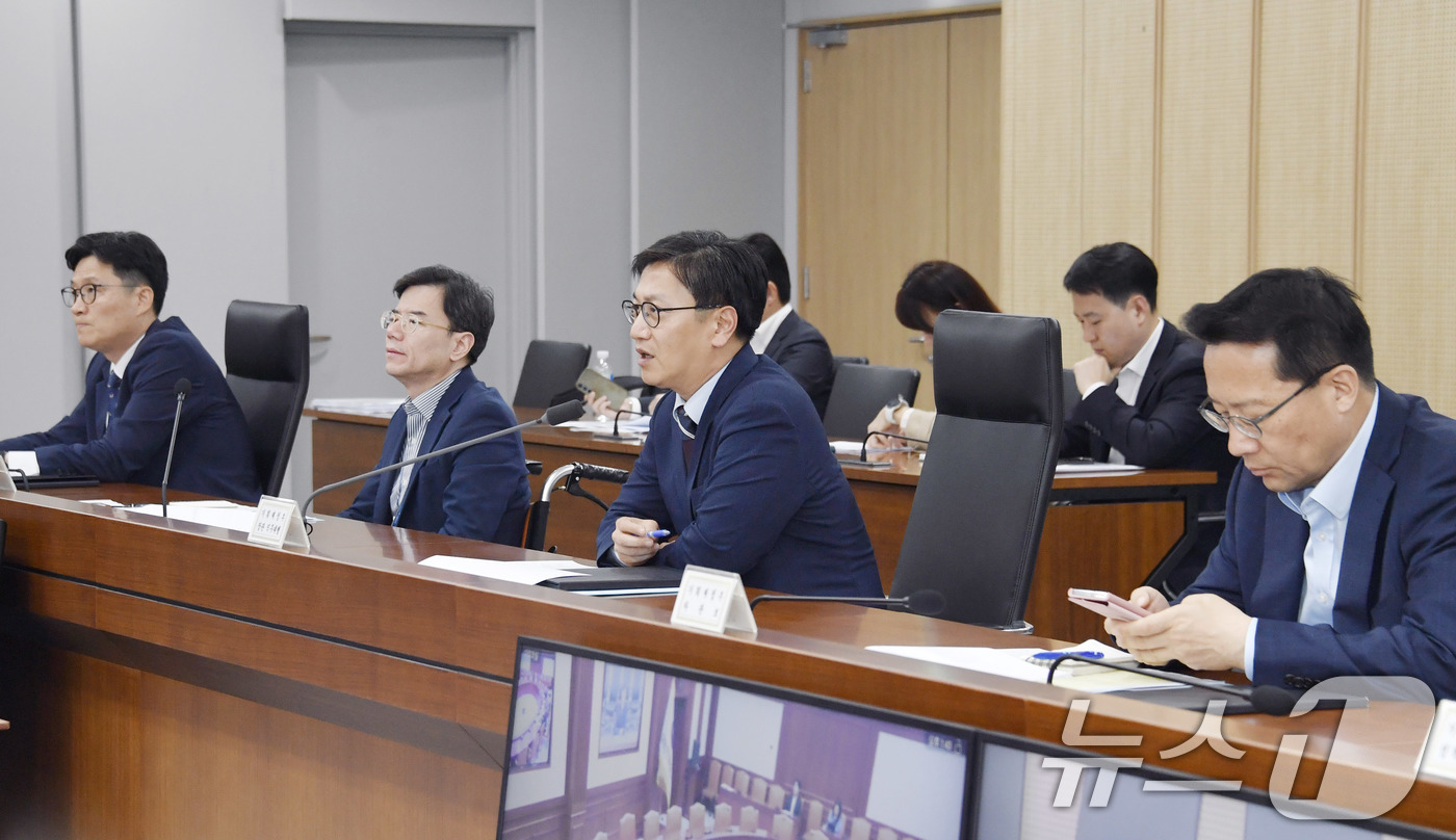 (서울=뉴스1) = 김범석 기획재정부 장관 직무대행이 12일 정부세종청사에서 열린 '제4차 통상현안 관련 범정부 국내대응 전담반 회의'를 주재하고 있다. (기획재정부 제공. 재판매 …