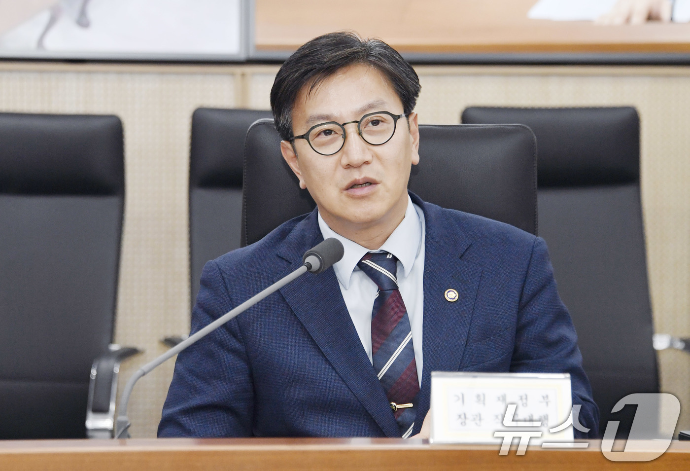 (서울=뉴스1) = 김범석 기획재정부 장관 직무대행이 12일 정부세종청사에서 열린 '제4차 통상현안 관련 범정부 국내대응 전담반 회의'를 주재하고 있다. (기획재정부 제공. 재판매 …