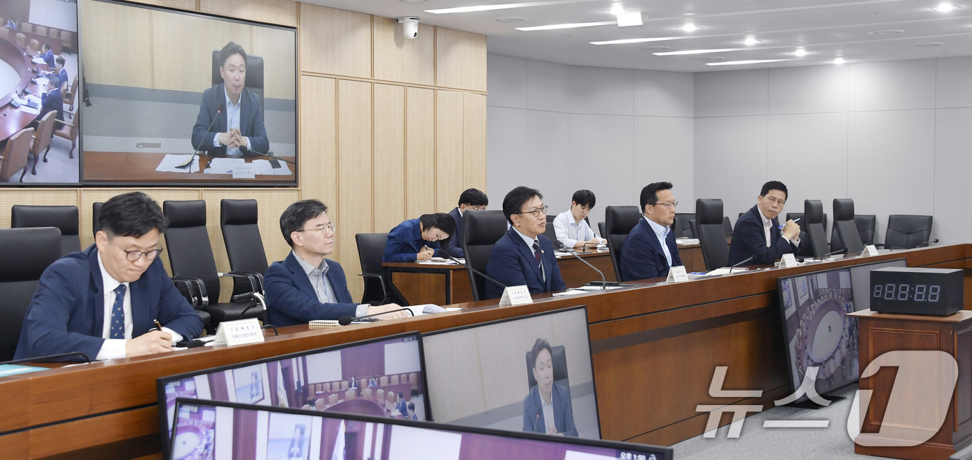 (서울=뉴스1) = 김범석 기획재정부 장관 직무대행이 12일 정부세종청사에서 열린 '제4차 통상현안 관련 범정부 국내대응 전담반 회의'를 주재하고 있다. (기획재정부 제공. 재판매 …