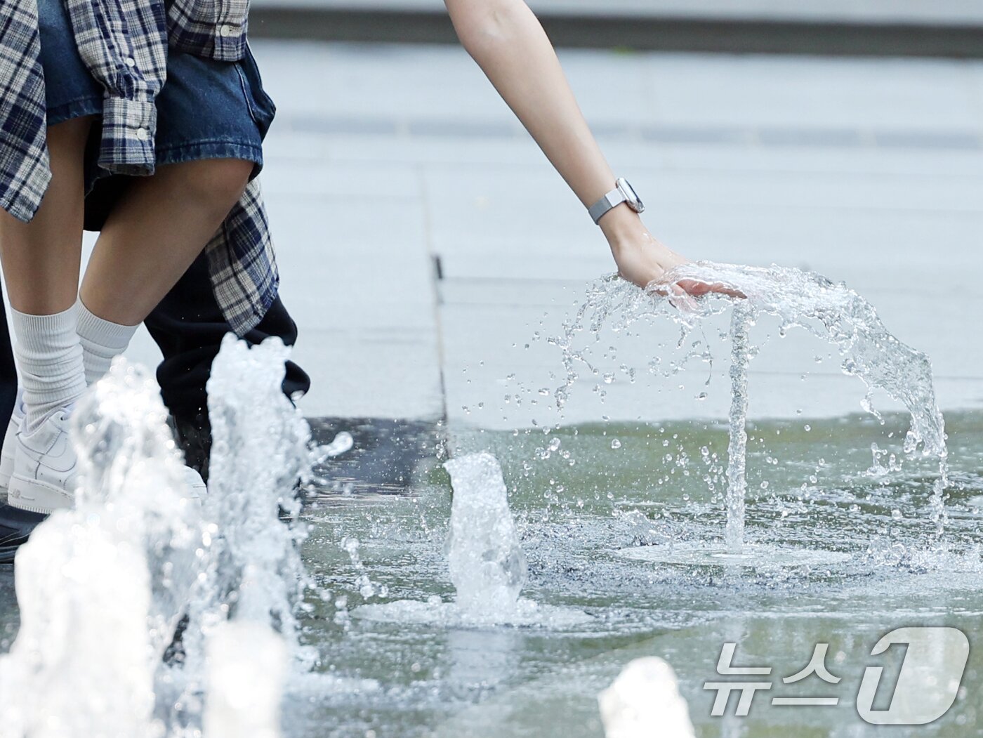 본문 이미지 - 대체로 맑고 포근한 &#39;초여름 날씨&#39;를 보인 12일 오후 서울 광화문광장 분수터널에서 시민들이 더위를 식히고 있다. 2025.5.12/뉴스1 ⓒ News1 황기선 기자