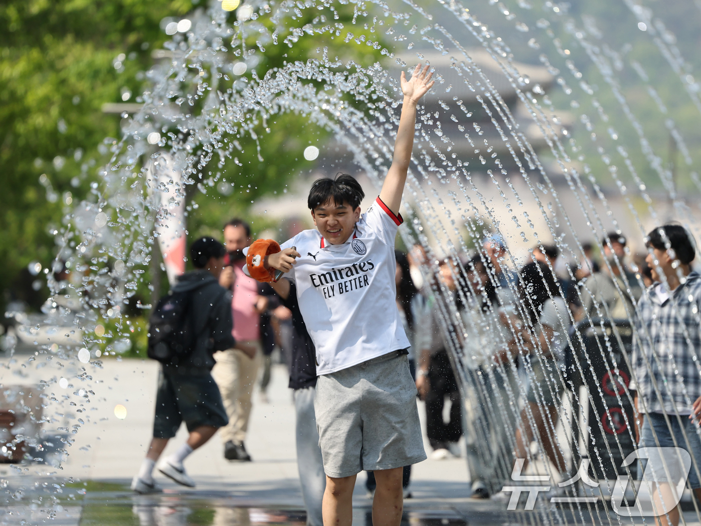 (서울=뉴스1) 황기선 기자 = 대체로 맑고 포근한 '초여름 날씨'를 보인 12일 오후 서울 광화문광장 분수터널에서 시민들이 더위를 식히고 있다. 2025.5.12/뉴스1