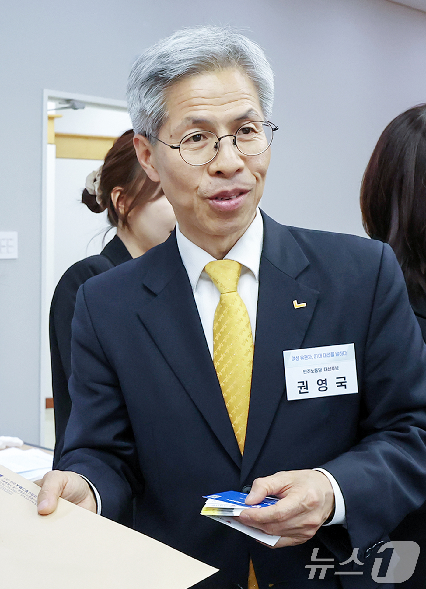 (서울=뉴스1) 민경석 기자 = 권영국 민주노동당 대통령 후보가 12일 오후 서울 중구 서울YWCA회관에서 열린 '여성유권자, 21대 대선을 말하다' 토론회에서 참석자들와 인사를 …