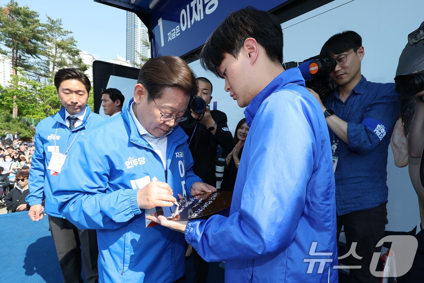 (화성=뉴스1) 안은나 기자 = 이재명 더불어민주당 대통령 후보가 제21대 대통령 선거 공식 선거운동 첫날인 12일 오후 경기 화성시 동탄 센트럴파크 음악분수중앙광장에서 반도체 웨 …