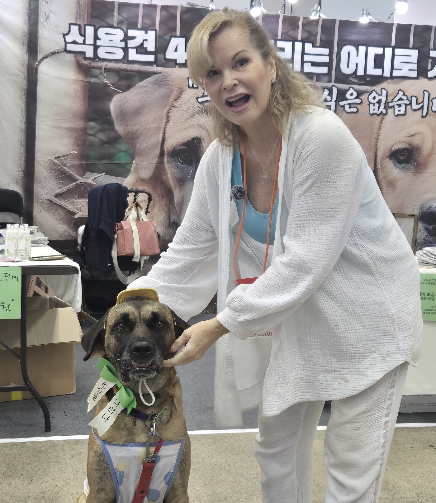 본문 이미지 - 한국에 방문한 애니멀 커뮤니케이터 아멜리아 킨케이드가 반려동물 박람회에서 강아지와 기념 사진을 찍고 있다&#40;동물힐링숲 제공&#41;. ⓒ 뉴스1