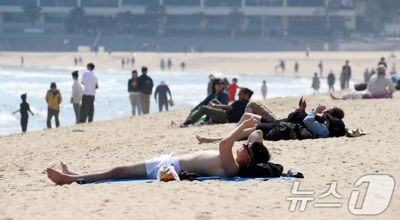 (부산=뉴스1) 윤일지 기자 = 초여름 날씨를 보인 12일 오후 부산 해운대해수욕장을 찾은 관 외국인들이 태닝을 즐기고 있다. 2025.5.12/뉴스1