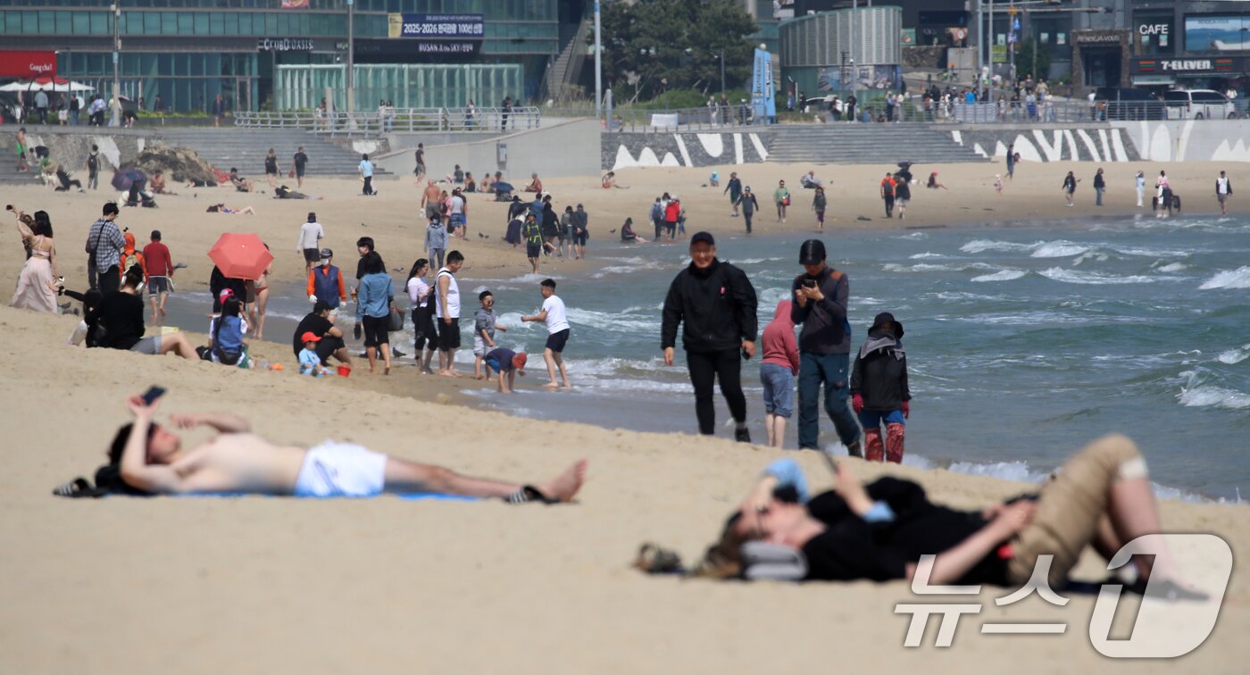본문 이미지 - 초여름 날씨를 보인 12일 오후 부산 해운대해수욕장을 찾은 관광객, 어린이 등이 물놀이를 즐기고 있다. 2025.5.12/뉴스1 ⓒ News1 윤일지 기자