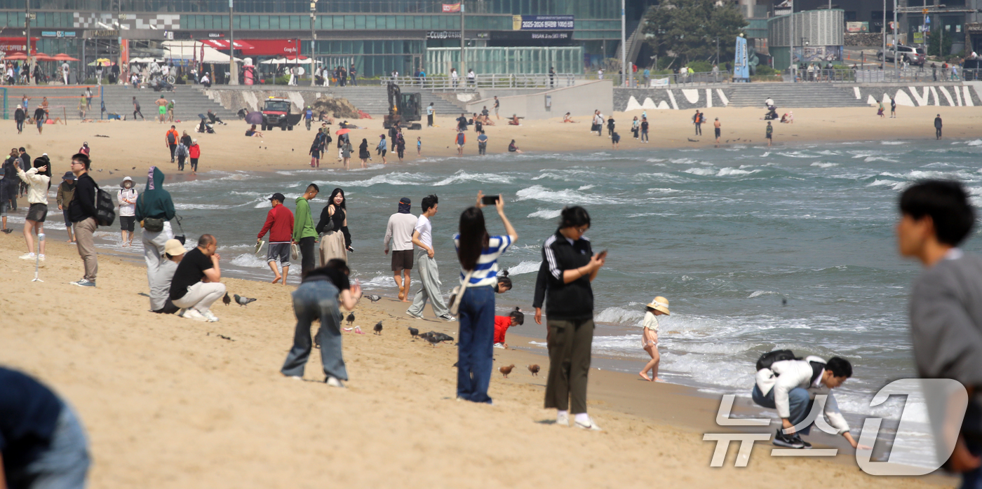 (부산=뉴스1) 윤일지 기자 = 초여름 날씨를 보인 12일 오후 부산 해운대해수욕장을 찾은 관광객, 어린이 등이 물놀이를 즐기고 있다.  2025.5.12/뉴스1
