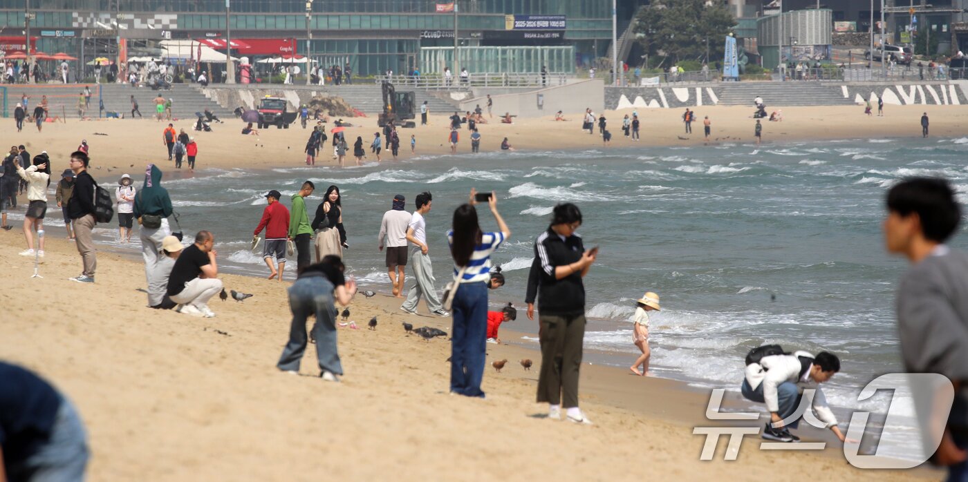 본문 이미지 - 초여름 날씨를 보인 12일 오후 부산 해운대해수욕장을 찾은 관광객, 어린이 등이 물놀이를 즐기고 있다. 2025.5.12/뉴스1 ⓒ News1 윤일지 기자
