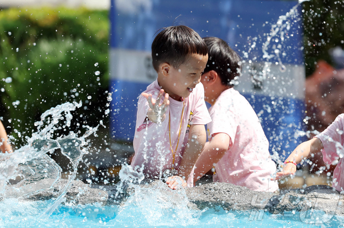 (광주=뉴스1) 박지현 기자 = 한 낮기온이 25도까지 오르며 초여름 날씨를 보인 12일 야외활동 나온 광주 북구청직장어린이집 아이들이 구청 광장 물레방아에서 물놀이를 하며 더위를 …