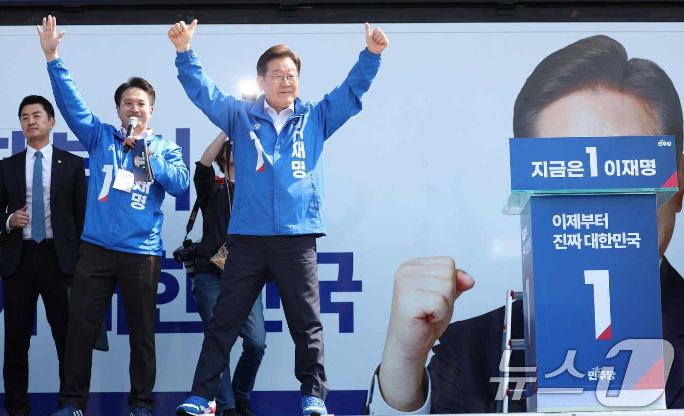 (화성=뉴스1) 안은나 기자 = 이재명 더불어민주당 대통령 후보가 제21대 대통령 선거 공식 선거운동 첫 날인 12일 오후 경기 화성시 동탄 센트럴파크 음악분수중앙광장에서 지지를 …