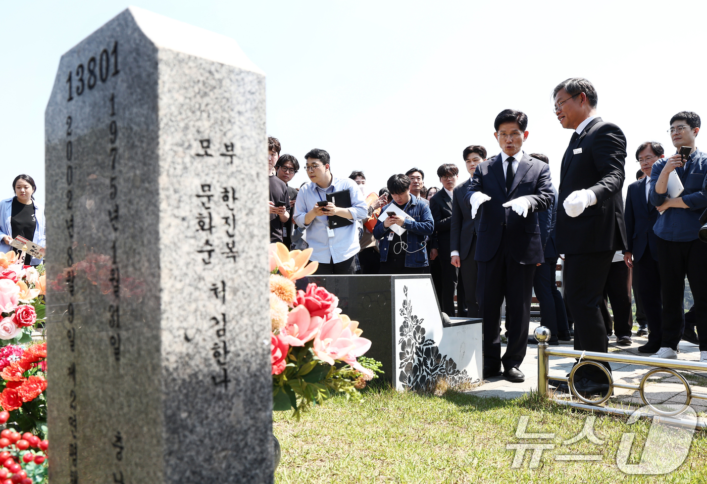 (대전=뉴스1) 김민지 기자 = 김문수 국민의힘 대통령 후보가 12일 대전 유성구 국립대전현충원 제2연평해전·연평도 포격전 전사자 묘역을 찾아 참배하고 있다. 2025.5.12/뉴 …